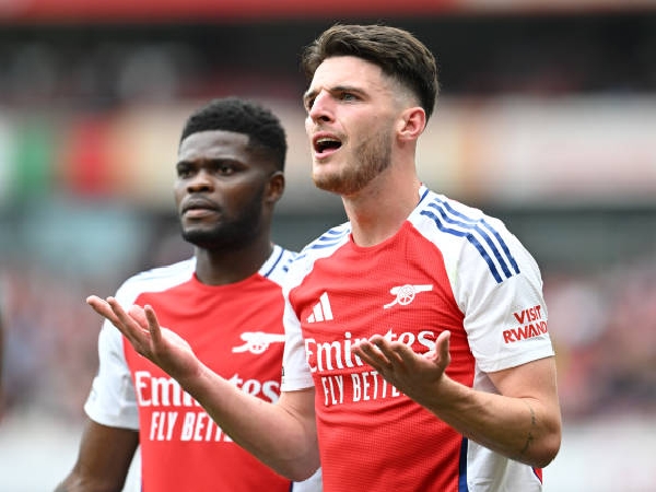 Declan Rice menerima kartu merah kontroversial saat Arsenal melawan Brighton