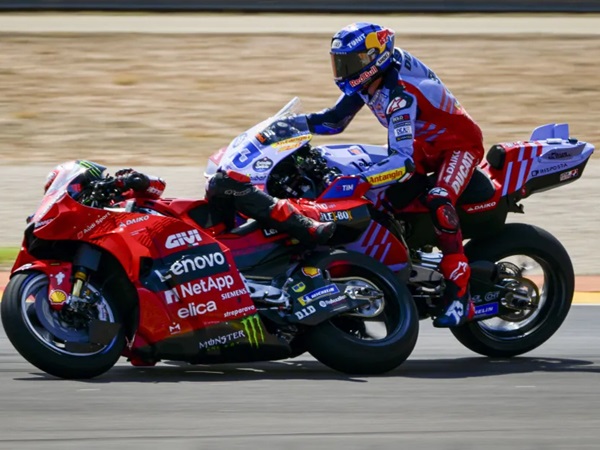 Francesco Bagnaia Terjatuh Usai Bersenggolan dengan Alex Marquez