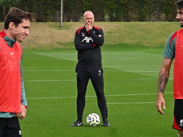 Liverpool Tandang ke Old Trafford, Arne Slot Prediksi Laga Berjalan Sengit