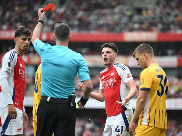 Declan Rice menerima kartu merah kontroversial saat Arsenal melawan Brighton