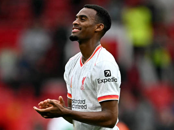 Arne Slot Bicara Potensi Besar Ryan Gravenberch di Lini Tengah Liverpool