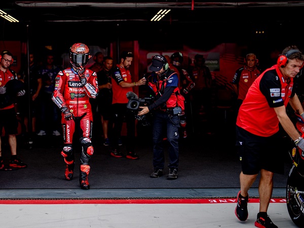 Francesco Bagnaia tidak alami cedera serius usai tertindih motor Alex Marquez.