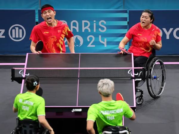 Pasangan para tenis meja China, Feng Panfeng (kiri) dan Zhou Ying memenangkan gelar ganda campuran 7 di Paralimpiade Paris. (Foto: Xinhua)