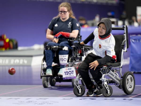 Gischa Zayana (kanan) bertanding melawan Claire Taggart dalam pertandingan perebutan medali perunggu nomor Boccia BC2 perorangan putri dalam Paralimpiade Paris 2024 . (Foto: AFP)