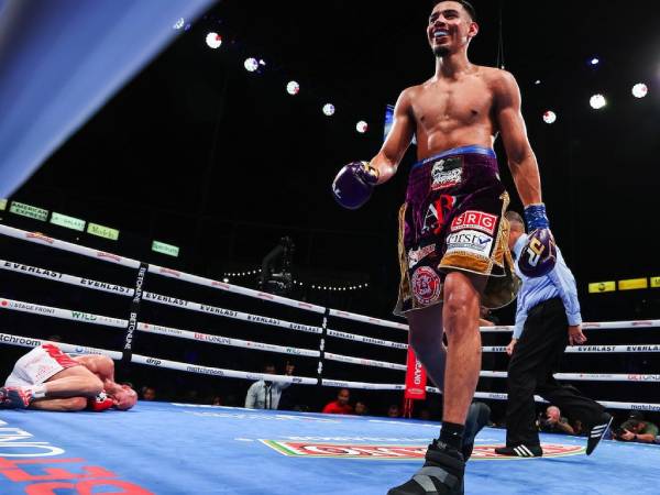 Diego Pacheco (kanan) terlihat setelah meng-KO Maciej Sulecki pada Sabtu (31/8). (Foto: Matchroom)