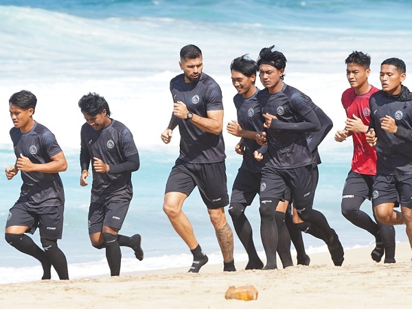 Para pemain Arema FC menjalani latihan fisik di pantai