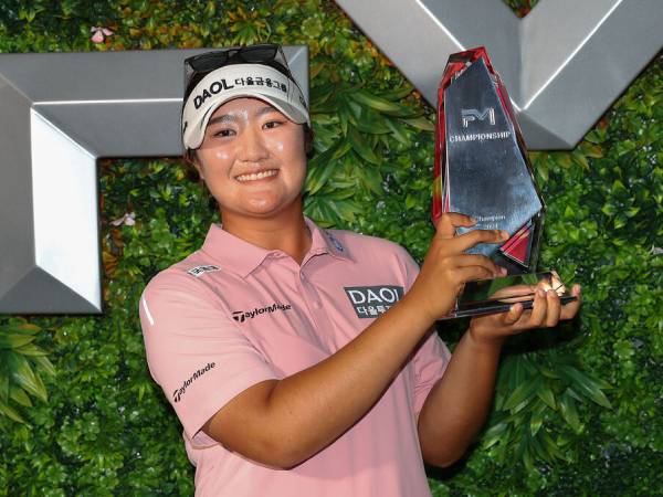 Haeran Ryu berpose dengan trofi FM Championship. (Foto: Golf Digest)