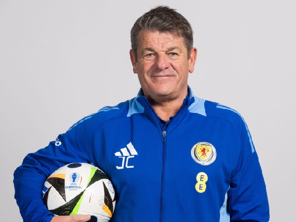 Asisten manajer timnas Skotlandia, John Carver