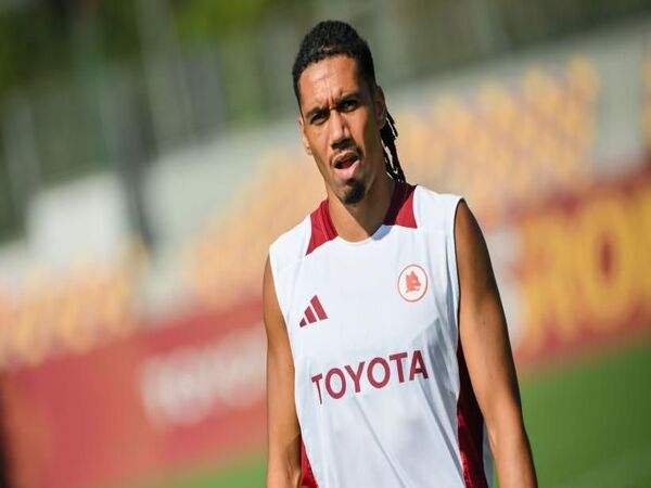 Chris Smalling menuliskan salam perpisahan untuk AS Roma, menyusul kepindahannya ke klub Arab Saudi yaitu Al-Fayha / via Getty Images