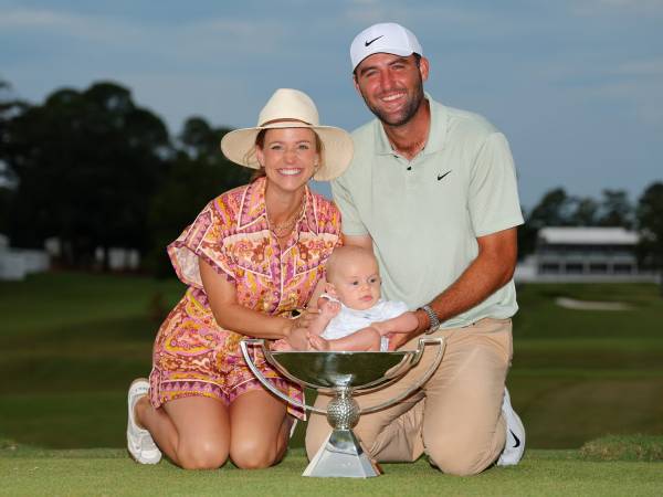 Scottie Scheffler berpose dengan trofi FedEx Cup bersama istri dan anaknya. (Foto: Golf Digest)
