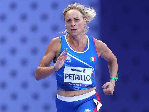 Valentina Petrillo beraksi di Paralimpiade Paris. (Foto: AFP)