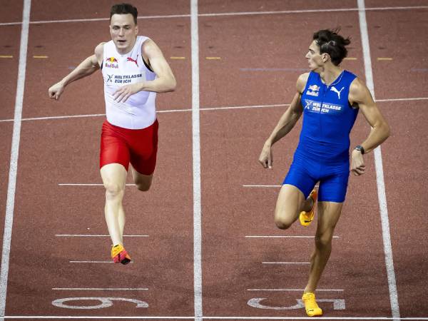 Armand Duplantis (kanan) dan Karsten Warholm. (Foto: AFP)