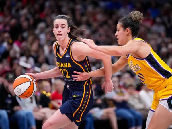 Caitlin Clark (kiri) beraksi versus Los Angeles Sparks pada hari Rabu (4/9). (Foto: AP)