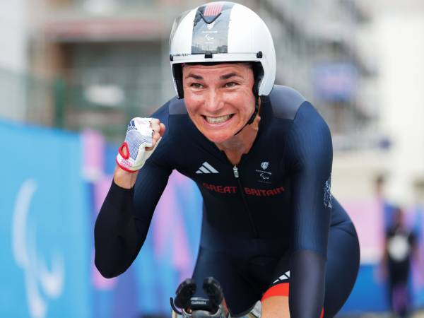 Sarah Storey melakukan selebrasi setelah memenangi nomor road cycling C5 putri di Paralimpiade Paris. (Foto: AFP)