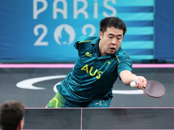Atlet para tenis meja Australia berdarah China, Ma Lin, beraksi di Paralimpiade Paris. (Foto: AFP)