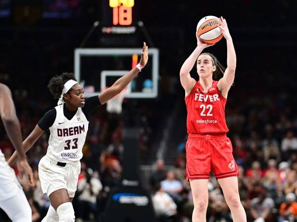 Caitlin Clark (kanan) beraksi melawan Atlanta Dream pada Minggu (8/9). (Foto: AP)