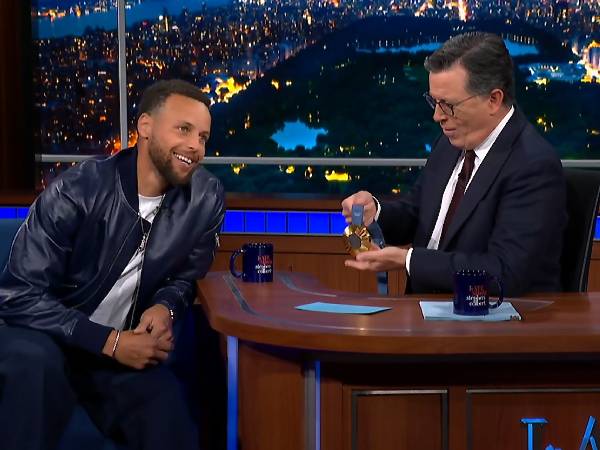 Stephen Curry dan Stephen Colbert terlihat di acara bincang-bincang The Late Show. (Foto: Youtube)