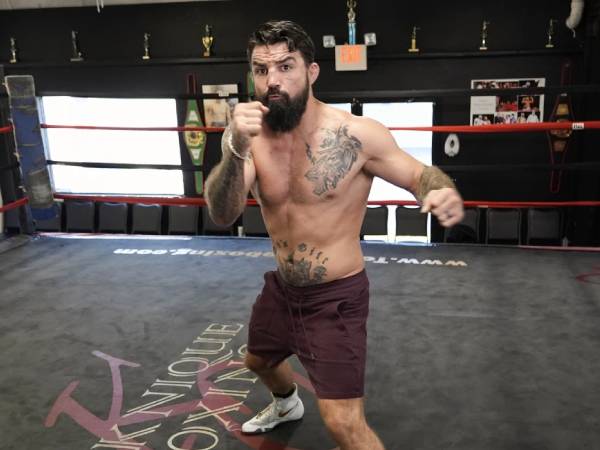 Mike Perry menemukan disiplin bertarung yang paling cocok yakni bare knuckle alias tinju tanpa sarung tinju. (Foto: AP)