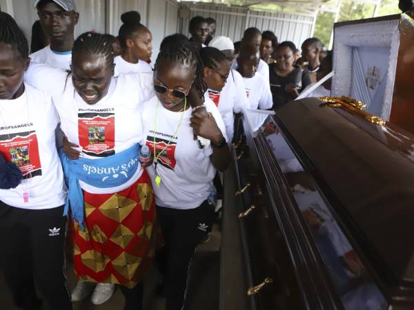 Seorang kerabat berduka saat menghadiri persemayaman Rebecca Cheptegei di kamar mayat Rumah Sakit Pendidikan dan Rujukan Moi di kota Eldoret. (Foto: AP)