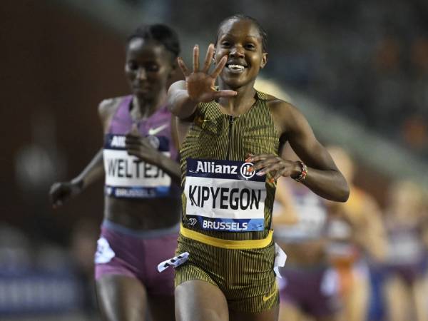 Juara lari jarak menengah Olimpiade, Faith Kipyegon, merayakan kemenangannya di Final Diamond League pada Sabtu (14/9) di Brussel. Belgia. (Foto: AP)