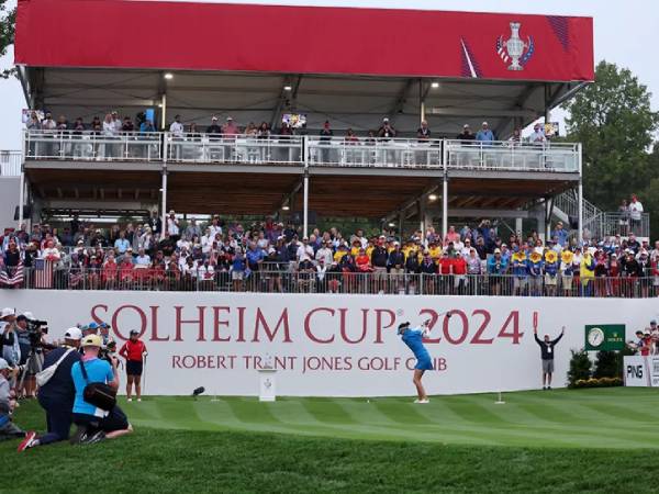 Para penonton terlihat menyaksikan aksi para pegolf di Solheim Cup 2024 dari tribun. (Foto: Golf Digest)