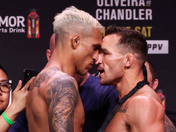 Michael Chandler (kanan) dan Charles Oliveira pernah bertarung pada 2021 di UFC 262. (Foto: MMA Fighting)