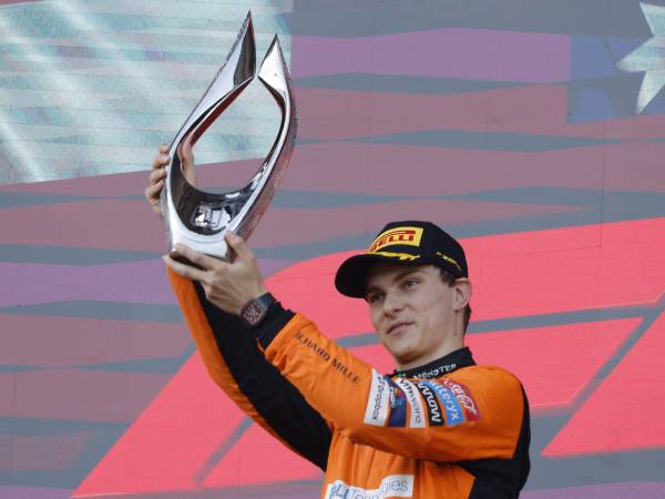 Oscar Piastri merayakan kemenangannya di GP Azerbaijan. (Foto: AP)