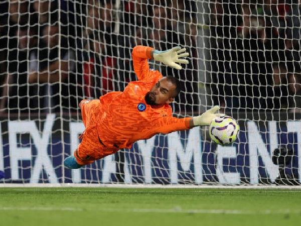 Kiper Chelsea, Robert Sanchez, menyelamatkan penalti Bournemouth