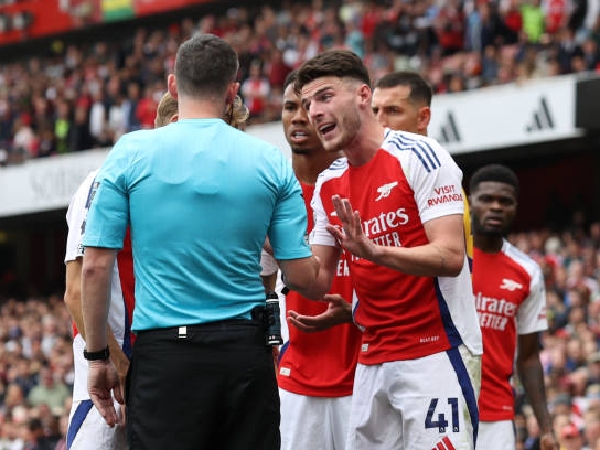 Wasit Chris Kavanagh memberikan kartu kuning kedua kepada gelandang Arsenal, Declan Rice
