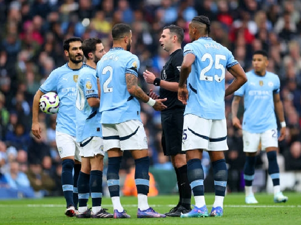 Pemain Manchester City mengerumuni wasit Michael Oliver di laga melawan Arsenal