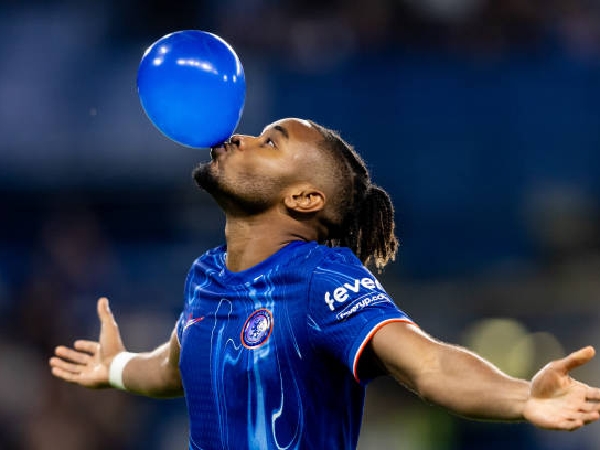 Christopher Nkunku membantu Chelsea mengalahkan Barrow 5-0 di Carabao Cup