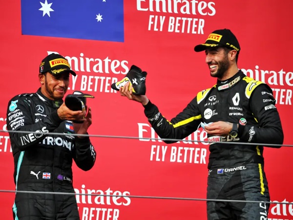 Lewis Hamilton Merasa Terhormat Membalap Bersama Ricciardo
