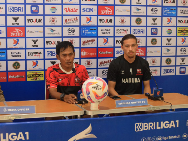 Caretaker Madura United, Rakhmat Basuki dan Gelandang Madura United, Jordy Wehrmann dalam jumpa pers jelang laga