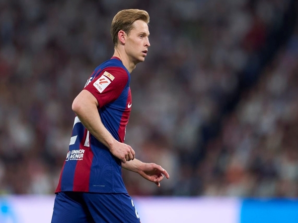 Frenkie de Jong memberikan klarifikasi terkait statusnya sebagai pemain dengan gaji termahal di Barcelona / via Getty Images