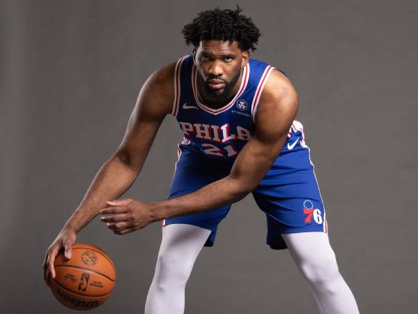 Joel Embiid menjalani sesi pemotretan pada Hari Media 76ers. (Foto: AP)