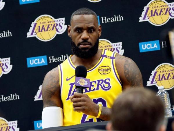 LeBron James menjawab pertanyaan media jelang kamp pelatihan Lakers. (Foto: AP)