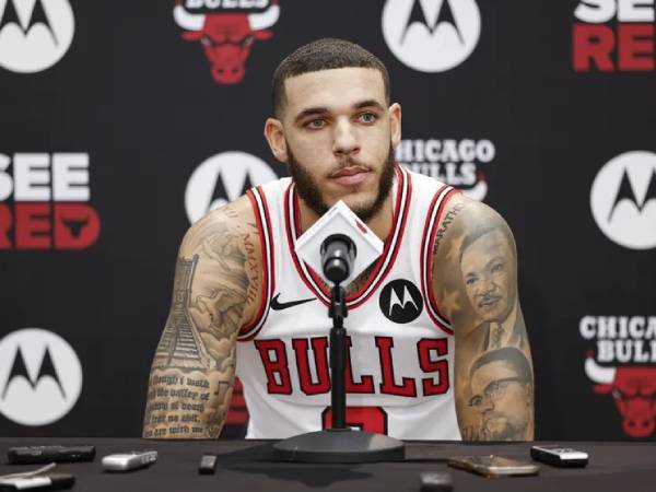 Lonzo Ball menjawab pertanyaan jurnalis saat Hari Media. (Foto: AP)