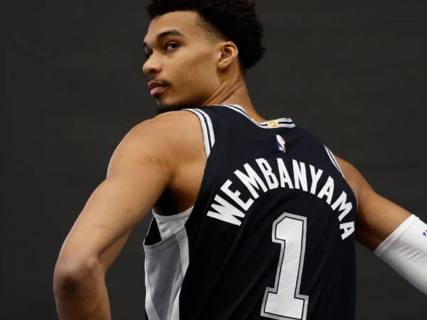 Victor Wembanyama menjalani sesi pemotretan saat hari media San Antonio Spurs. (Foto: AP)