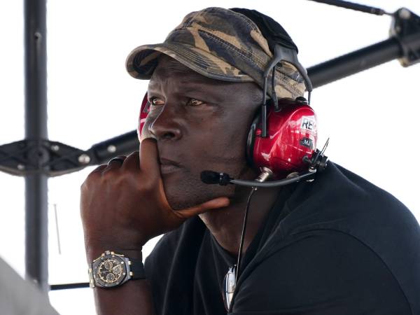 Michael Jordan menonton balapan timnya dari pit. (Foto: Racing News)
