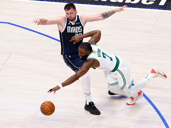 Jaylen Brown sebut faktor yang buat Doncic dan Irving sulit dihentikan.
