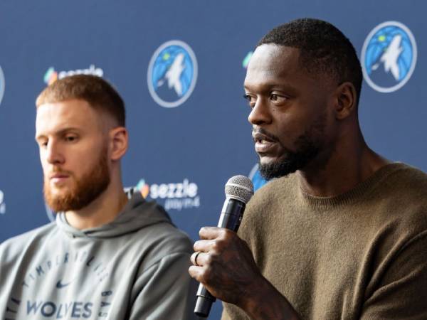 Julius Randle (kanan) berbicara dalam konferensi pers perkenalan pemain baru Timberwolves. (Foto: AP)