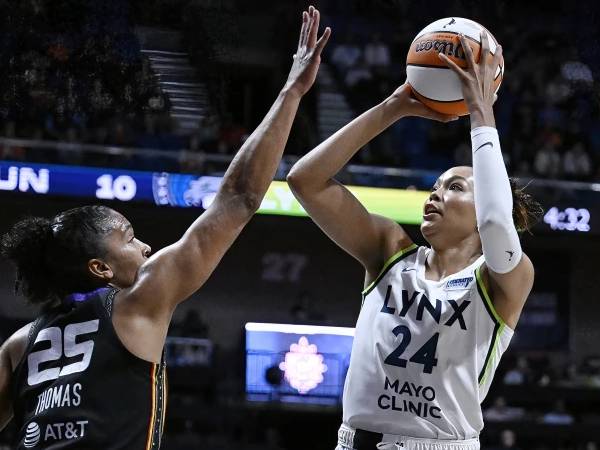 Napheesa Collier (kanan) mencetak 26 poin dan Minnesota Lynx mengalahkan Connecticut Sun 90-81 pada Jumat (4/10). (Foto: AP)