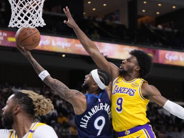 Bronny James (kanan) mencetak dua poin, satu rebound, satu assist dan tiga blok dalam debutnya untuk Lakers. (Foto: AP)