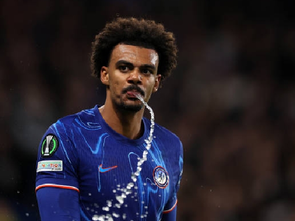 Bek kiri Chelsea, Renato Veiga