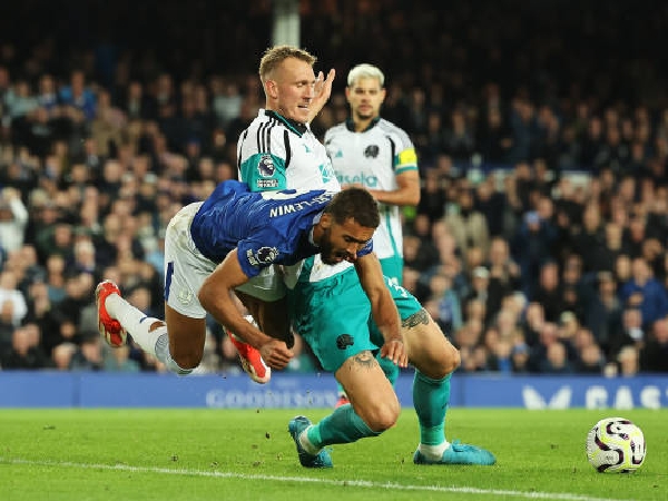 Insiden yang menurut Sean Dyche layak berbuah penalti untuk Everton