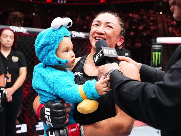 Carla Esparza memberikan wawancara usai pertarungannya di UFC 307 sambil menggendong putranya. (Foto: MMA Fighting)