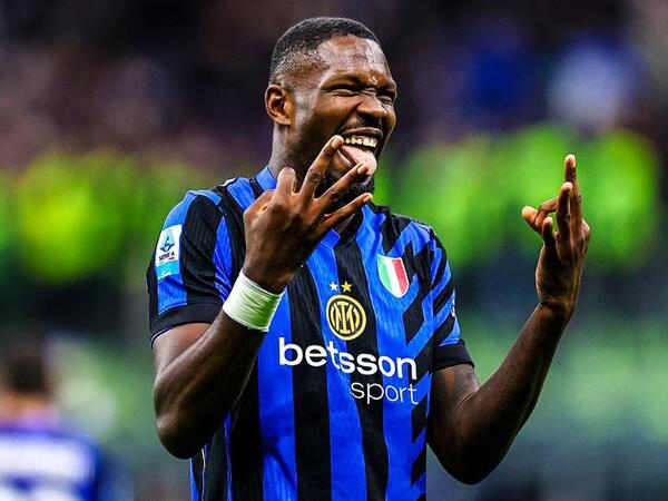Marcus Thuram menyebut dirinya tidak fokus mengejar gelar top skor Serie A, usai bikin hat-trick di laga Inter Milan vs Torino dini hari tadi (6/10) / via Getty Images