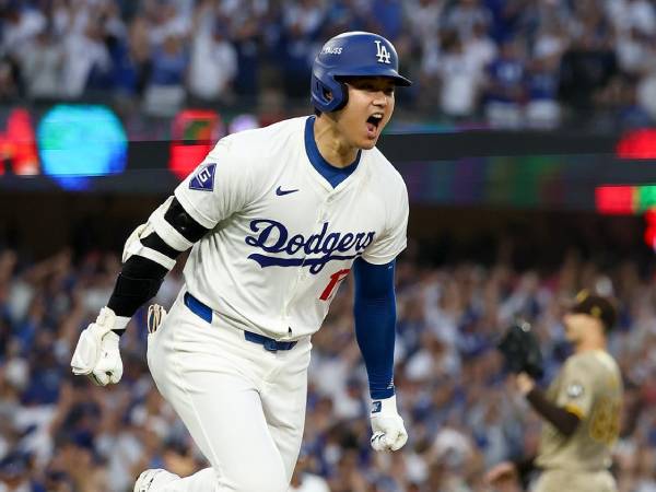 Shohei Ohtani merayakan salah satu home runnya melawan Padres. (Foto: AP)