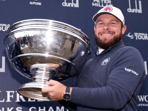 Tyrrell Hatton berpose dengan trofi Dunhill Links Championship. (Foto: Golf Digest)