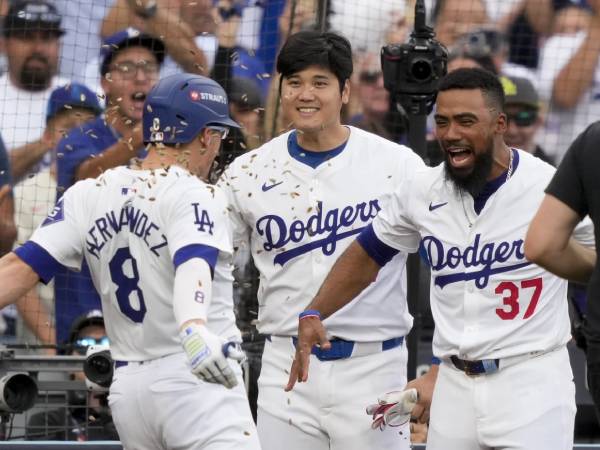 Para pemain Los Angeles Dodgers meluapkan kegembiraan dalam Game 5 versus Padres. (Foto: AP)